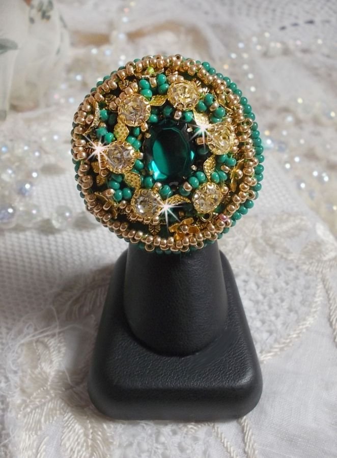 Groene Iris ring geborduurd met een Spiegel cabochon met Swarovski kristallen chatons