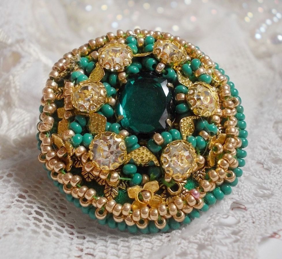 Groene Iris ring geborduurd met een Spiegel cabochon met Swarovski kristallen chatons