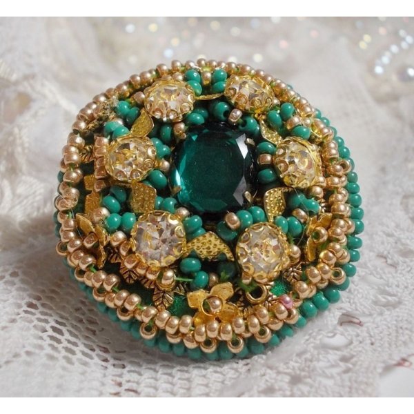 Groene Iris ring geborduurd met een Spiegel cabochon met Swarovski kristallen chatons