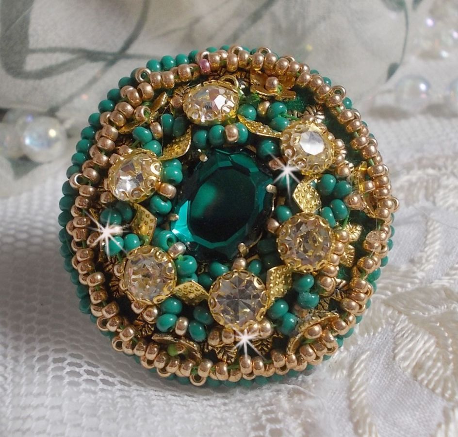 Groene Iris ring geborduurd met een Spiegel cabochon met Swarovski kristallen chatons