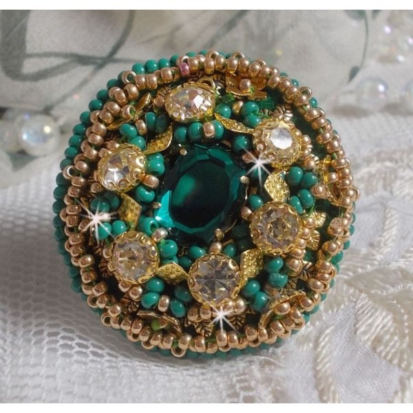 Groene Iris ring geborduurd met een Spiegel cabochon met Swarovski kristallen chatons