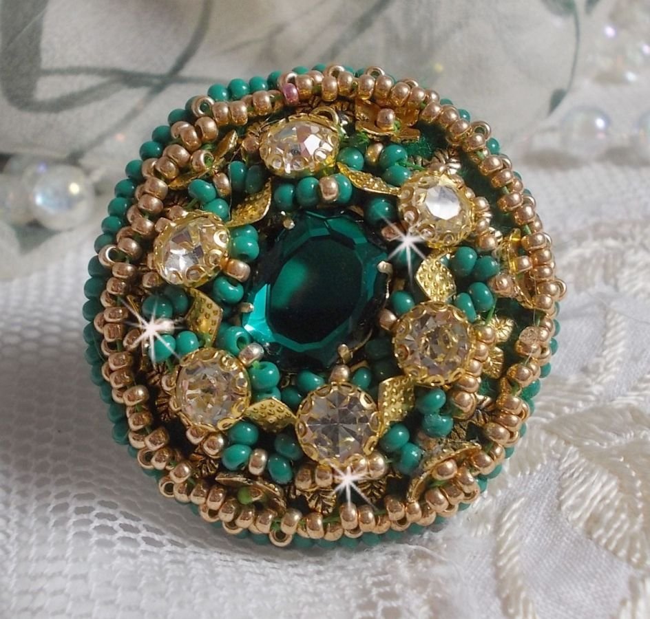 Groene Iris ring geborduurd met een Spiegel cabochon met Swarovski kristallen chatons
