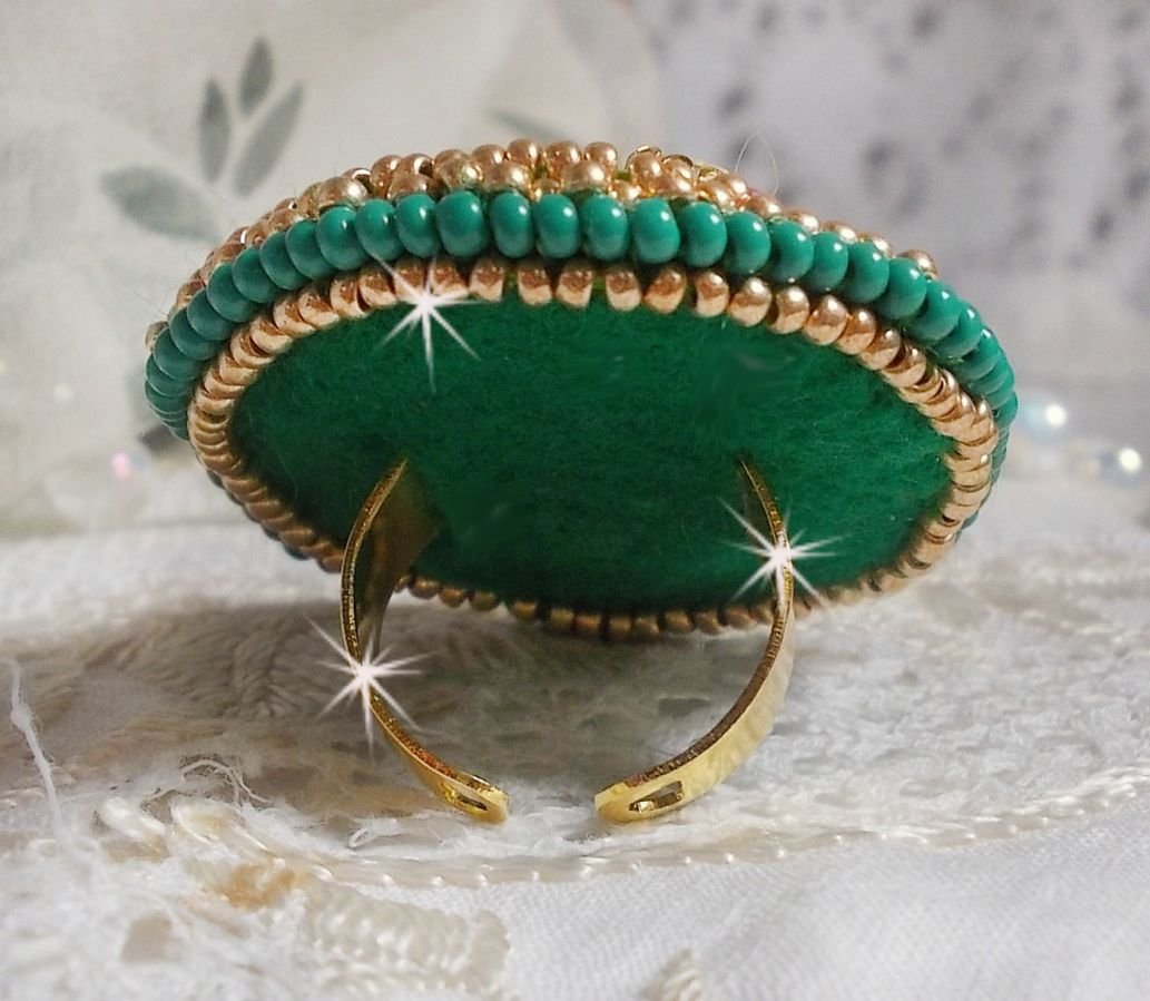 Groene Iris ring geborduurd met een Spiegel cabochon met Swarovski kristallen chatons