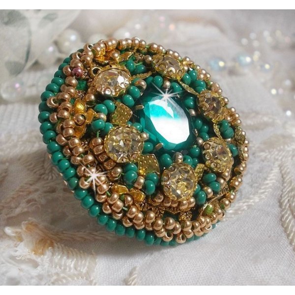 Groene Iris ring geborduurd met een Spiegel cabochon met Swarovski kristallen chatons
