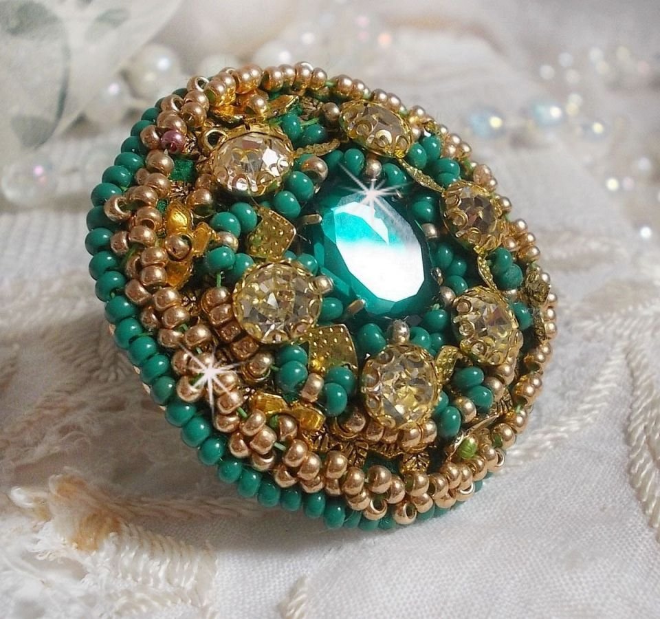 Groene Iris ring geborduurd met een Spiegel cabochon met Swarovski kristallen chatons