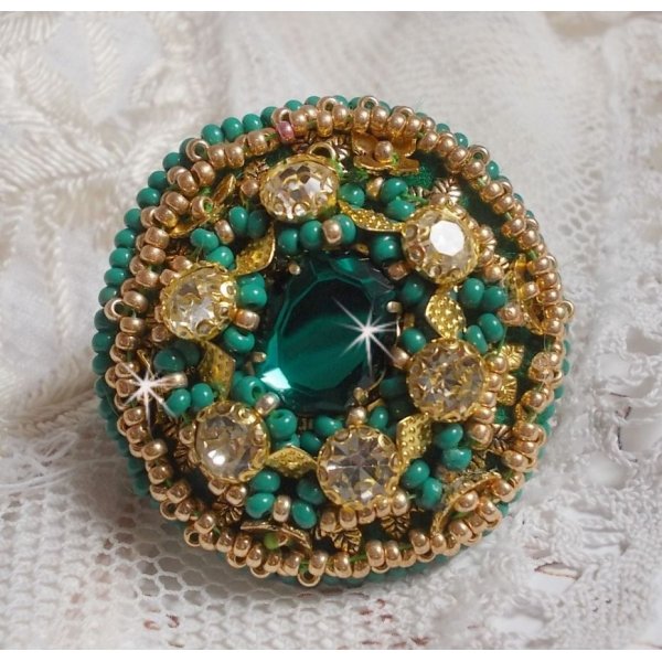 Groene Iris ring geborduurd met een Spiegel cabochon met Swarovski kristallen chatons