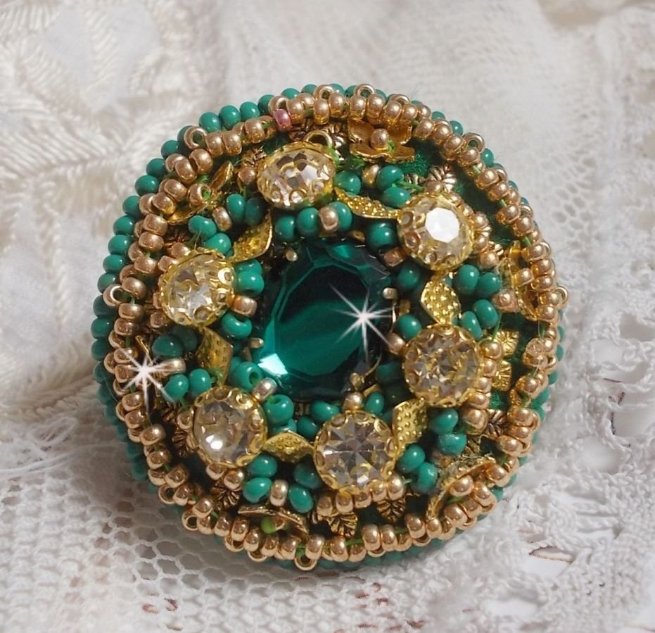 Groene Iris ring geborduurd met een Spiegel cabochon met Swarovski kristallen chatons