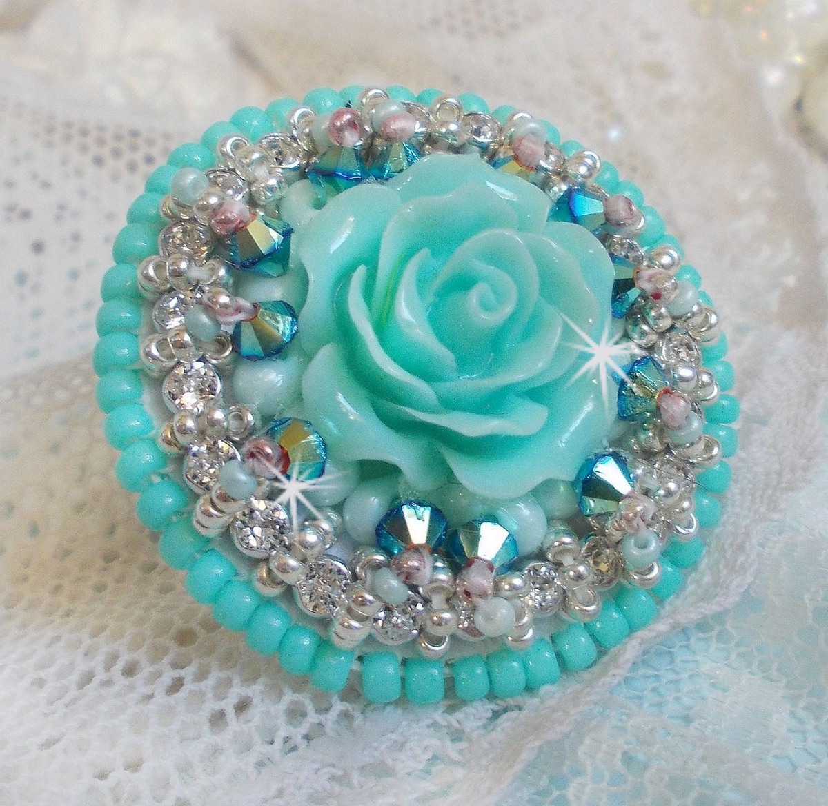 Blue Flowers Haute-Couture ring geborduurd met een harsroos en Swarovski-kristallen 