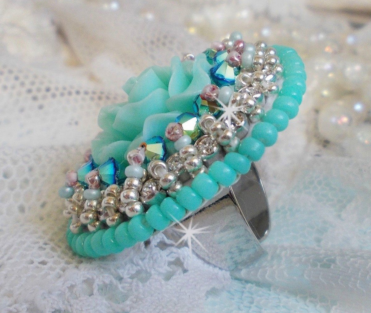 Blue Flowers Haute-Couture ring geborduurd met een harsroos en Swarovski-kristallen 