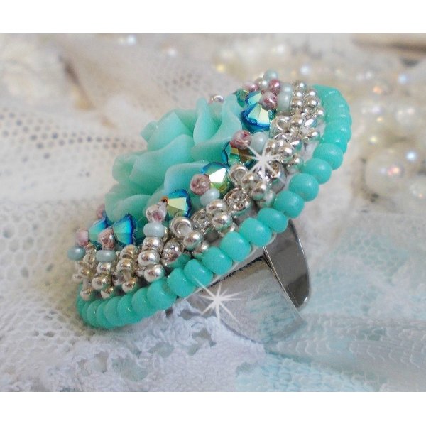 Blue Flowers Haute-Couture ring geborduurd met een harsroos en Swarovski-kristallen 