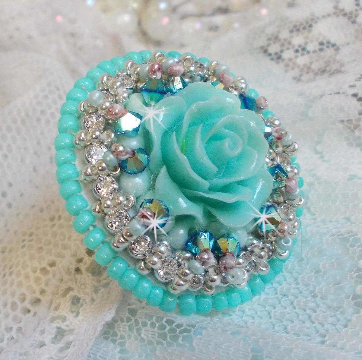 Blue Flowers Haute-Couture ring geborduurd met een harsroos en Swarovski-kristallen 