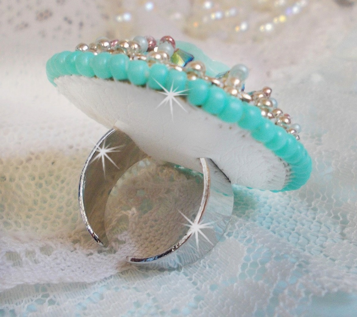 Blue Flowers Haute-Couture ring geborduurd met een harsroos en Swarovski-kristallen 