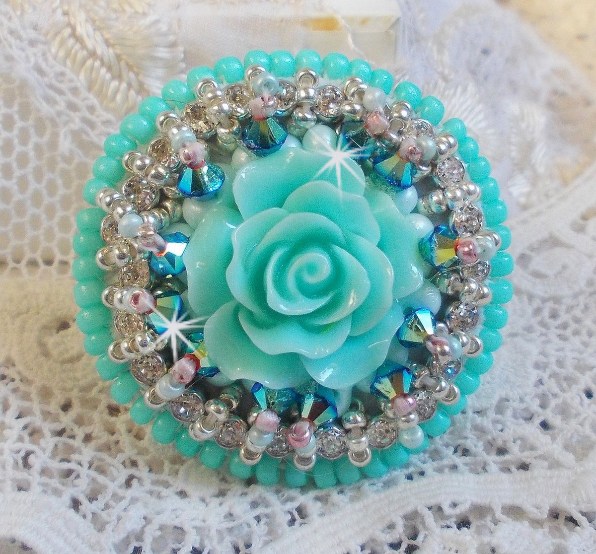 Blue Flowers Haute-Couture ring geborduurd met een harsroos en Swarovski-kristallen 
