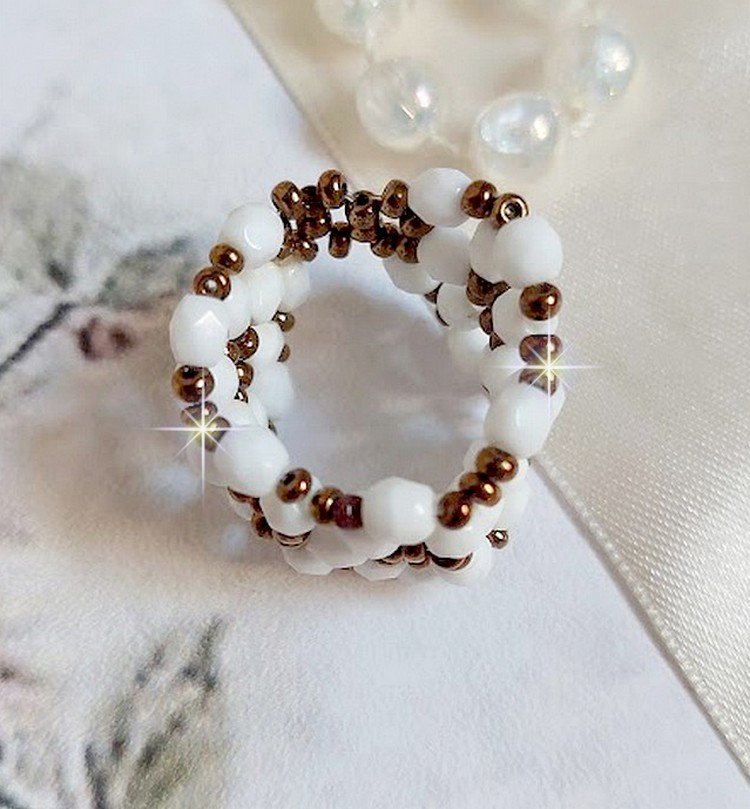 Horizon ring met witte opaal facetten in boheems glas