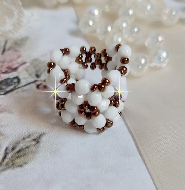Horizon ring met witte opaal facetten in boheems glas