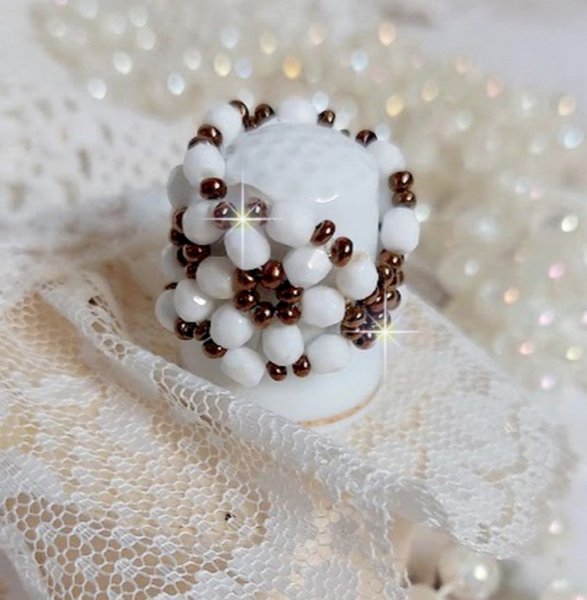 Horizon ring met witte opaal facetten in boheems glas