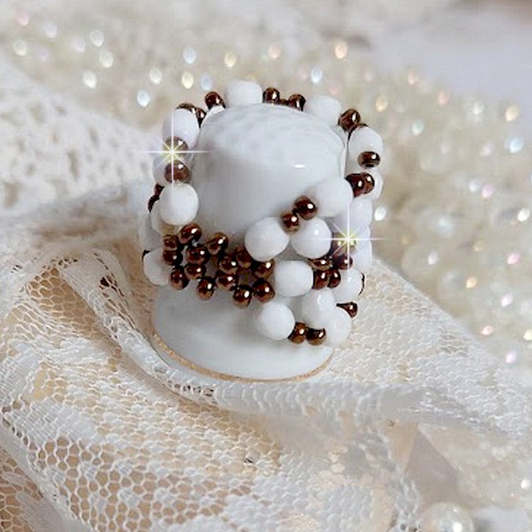 Horizon ring met witte opaal facetten in boheems glas