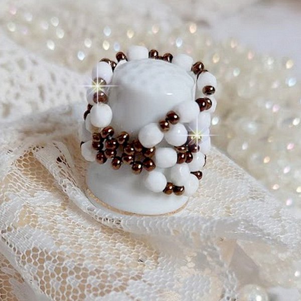 Horizon ring met witte opaal facetten in boheems glas