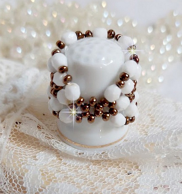 Horizon ring met witte opaal facetten in boheems glas