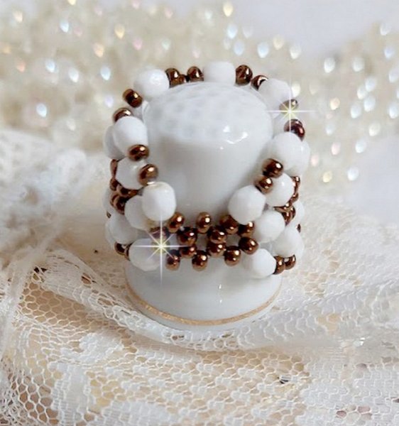 Horizon ring met witte opaal facetten in boheems glas