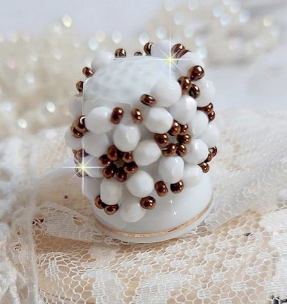 Horizon ring met witte opaal facetten in boheems glas