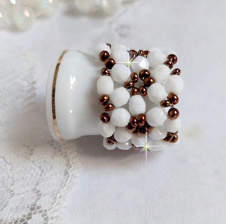 Horizon ring met witte opaal facetten in boheems glas