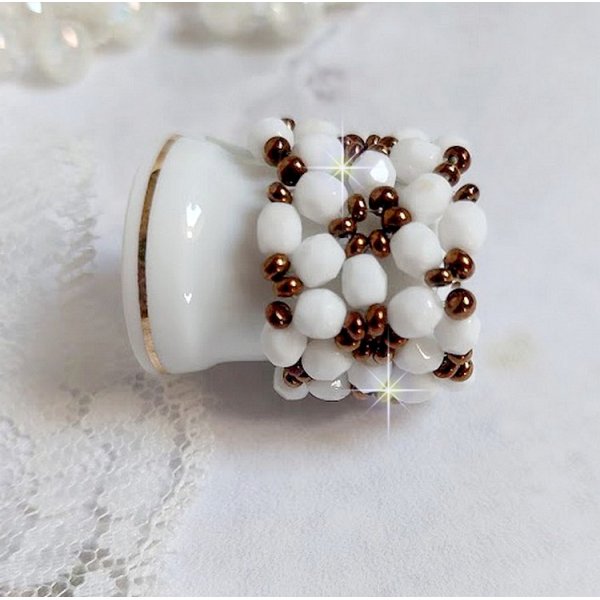 Horizon ring met witte opaal facetten in boheems glas