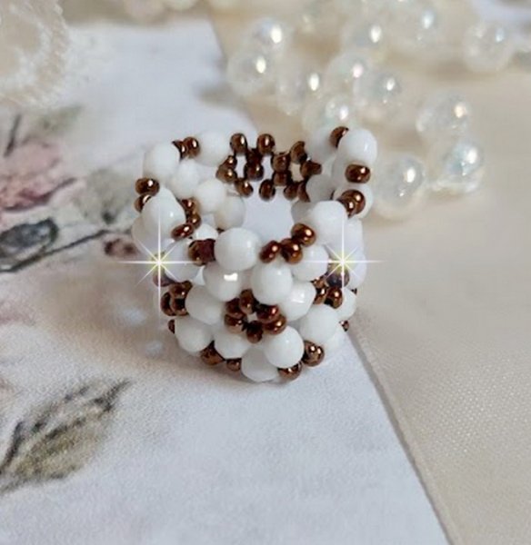 Horizon ring met witte opaal facetten in boheems glas