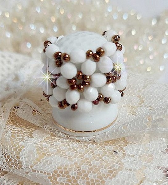 Horizon ring met witte opaal facetten in boheems glas
