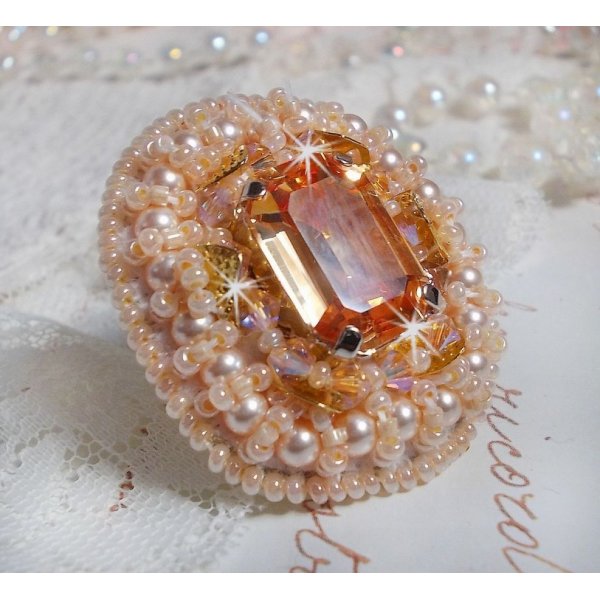 Idylle Beauty ring geborduurd met Swarovski kristallen, cabochon en parels