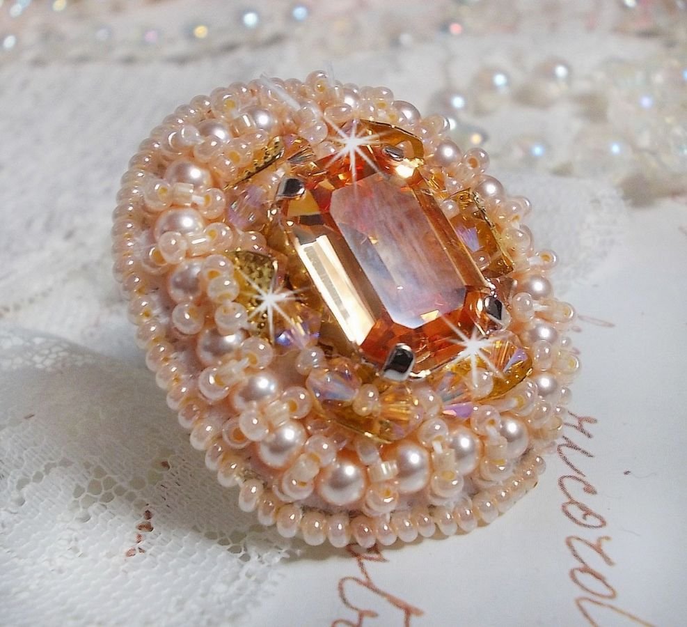 Idylle Beauty ring geborduurd met Swarovski kristallen, cabochon en parels