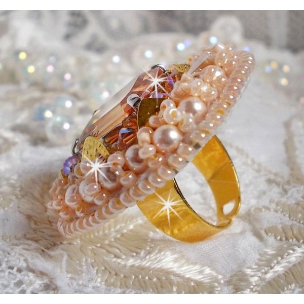 Idylle Beauty ring geborduurd met Swarovski kristallen, cabochon en parels