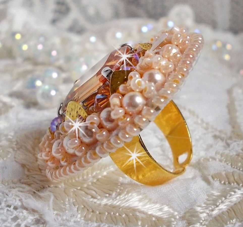 Idylle Beauty ring geborduurd met Swarovski kristallen, cabochon en parels