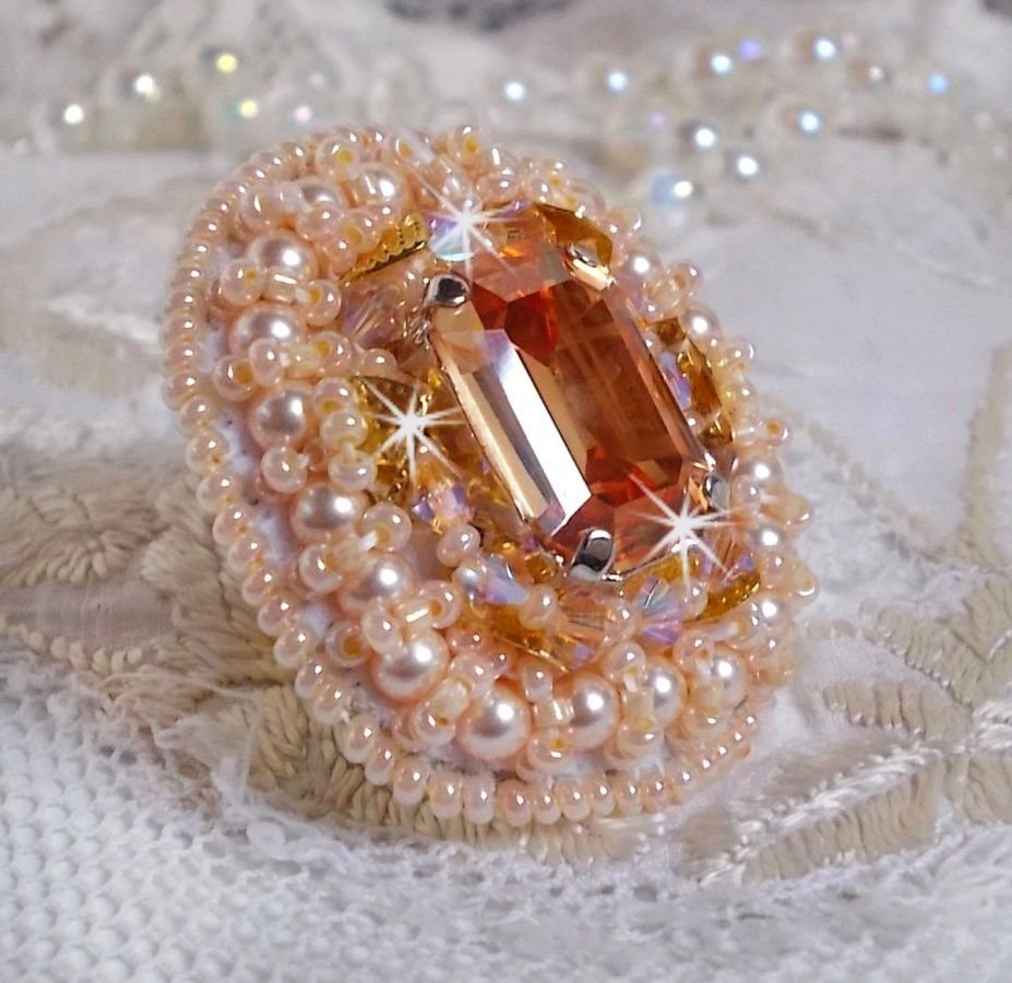 Idylle Beauty ring geborduurd met Swarovski kristallen, cabochon en parels