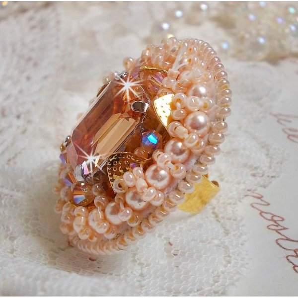 Idylle Beauty ring geborduurd met Swarovski kristallen, cabochon en parels