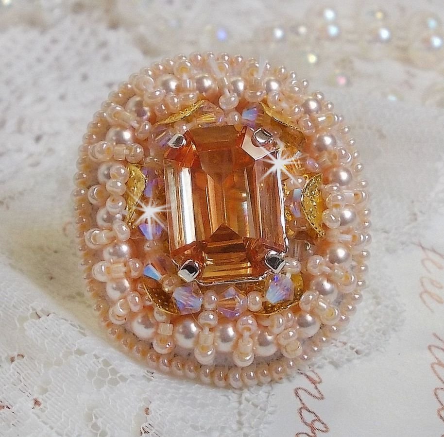 Idylle Beauty ring geborduurd met Swarovski kristallen, cabochon en parels