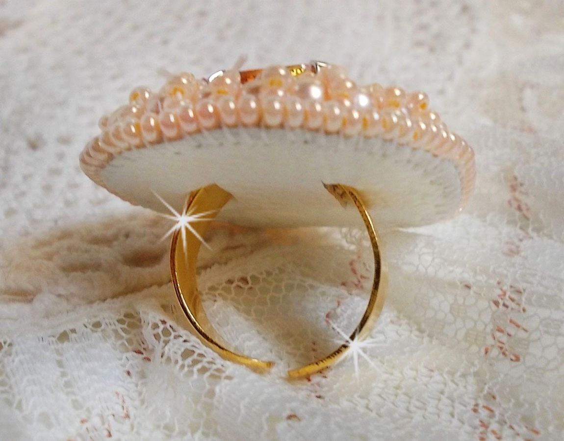 Idylle Beauty ring geborduurd met Swarovski kristallen, cabochon en parels