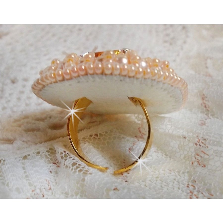 Idylle Beauty ring geborduurd met Swarovski kristallen, cabochon en parels