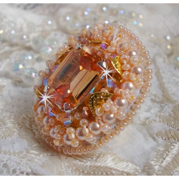 Idylle Beauty ring geborduurd met Swarovski kristallen, cabochon en parels