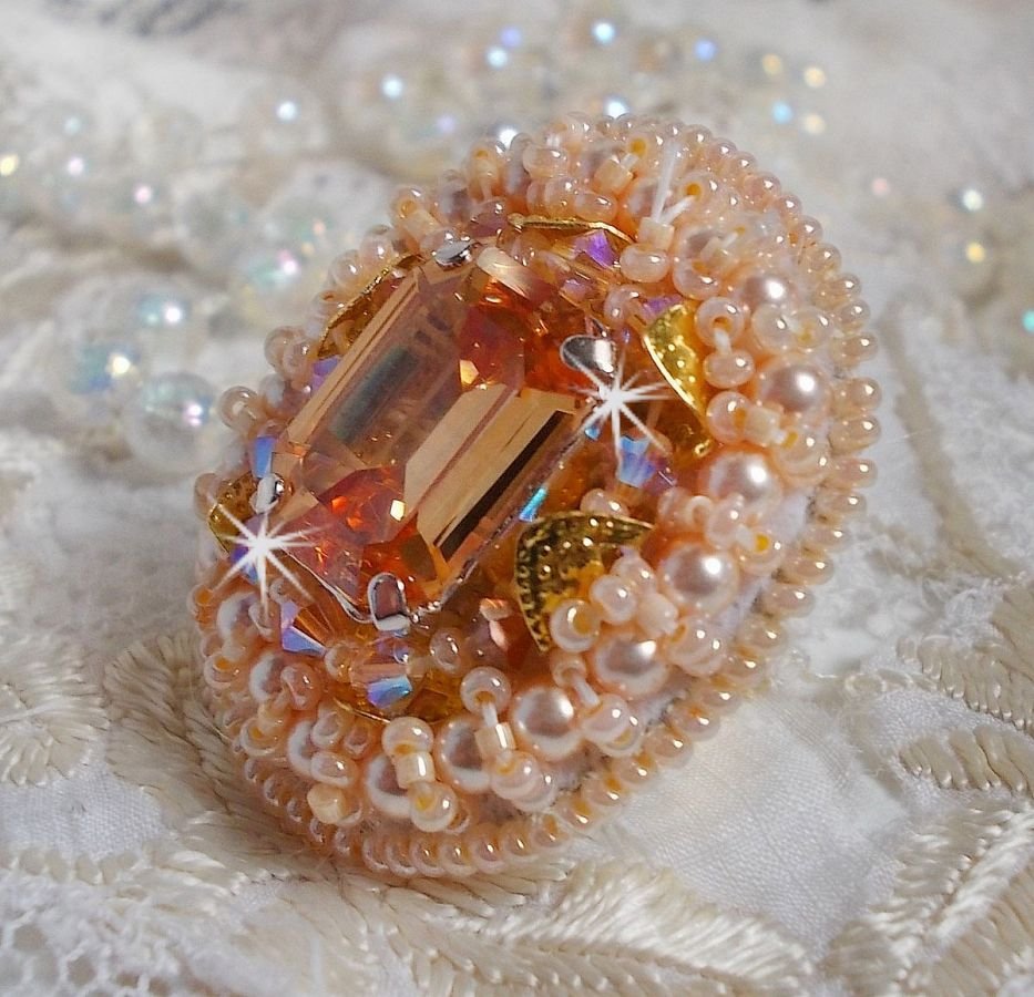 Idylle Beauty ring geborduurd met Swarovski kristallen, cabochon en parels