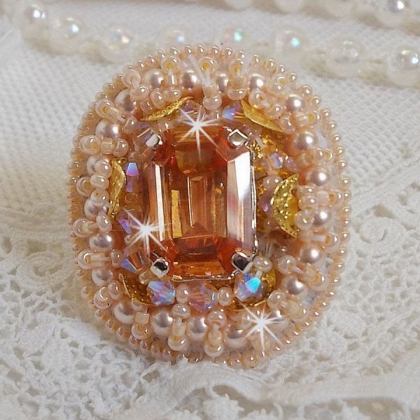 Idylle Beauty ring geborduurd met Swarovski kristallen, cabochon en parels