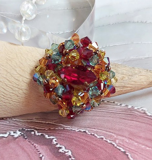 Iroise ring met facetten, draaiende toppen en een Swarovski kristallen shuttle