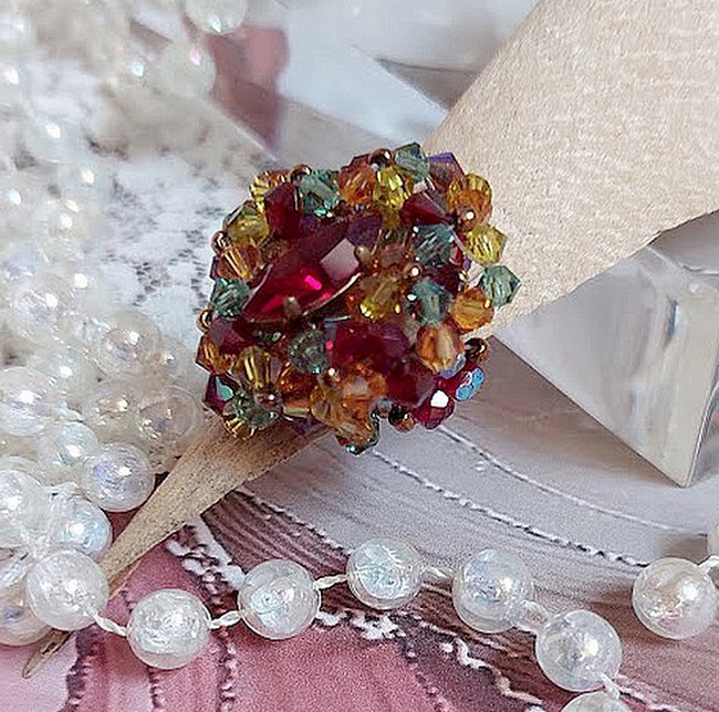 Iroise ring met facetten, draaiende toppen en een Swarovski kristallen shuttle
