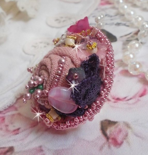 Po&euml;tische Tuin Ring geborduurd met linnen, fijn kant, Swarovski kristallen, Parelmoer blad, Lucite bloemen, glazen kralen en rocailles. 