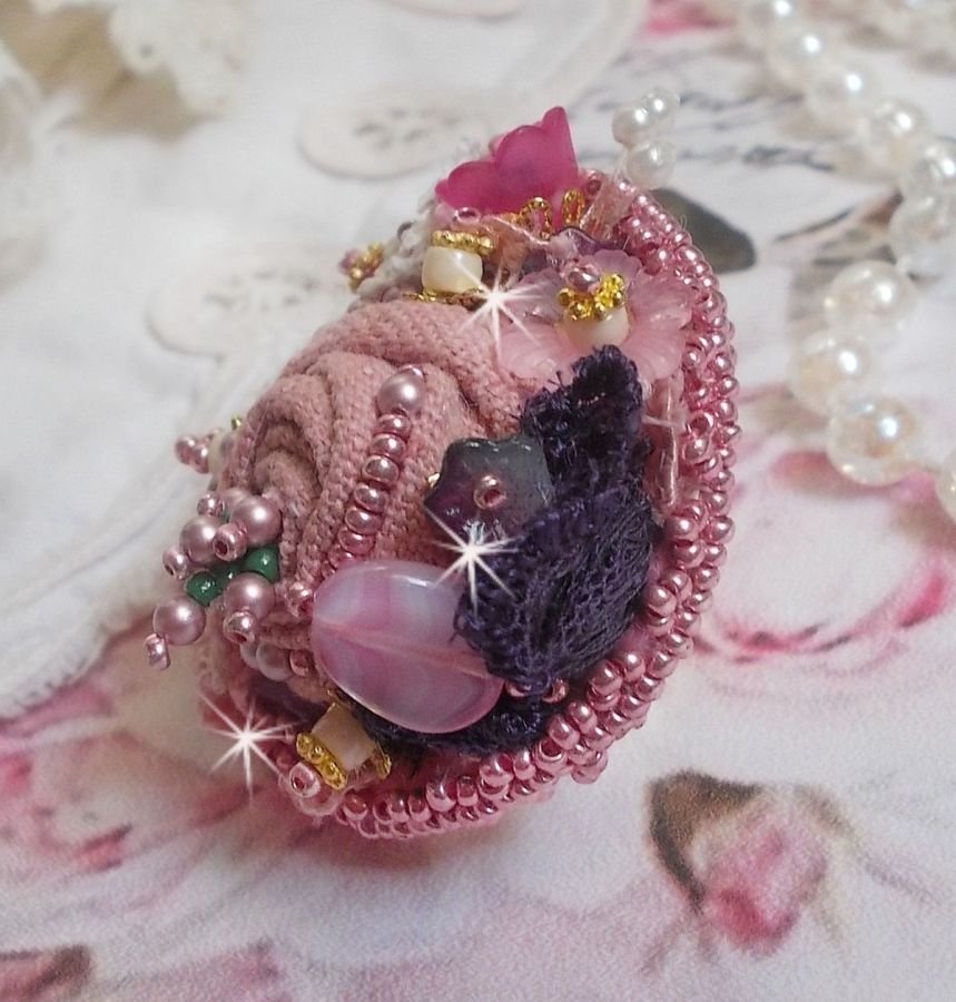 Poëtische Tuin Ring geborduurd met linnen, fijn kant, Swarovski kristallen, Parelmoer blad, Lucite bloemen, glazen kralen en rocailles. 