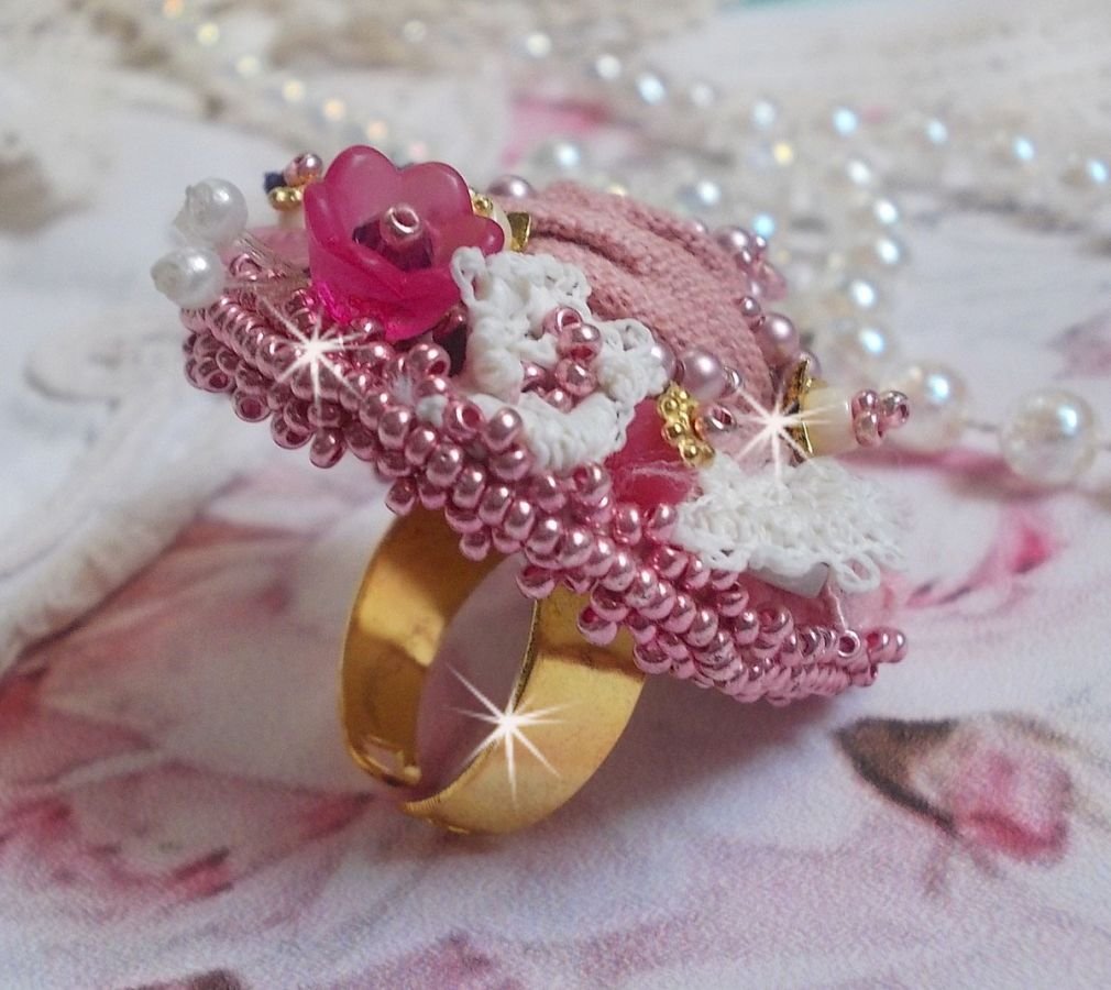 Poëtische Tuin Ring geborduurd met linnen, fijn kant, Swarovski kristallen, Parelmoer blad, Lucite bloemen, glazen kralen en rocailles. 