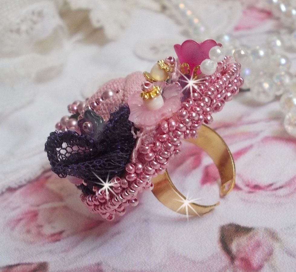 Poëtische Tuin Ring geborduurd met linnen, fijn kant, Swarovski kristallen, Parelmoer blad, Lucite bloemen, glazen kralen en rocailles. 