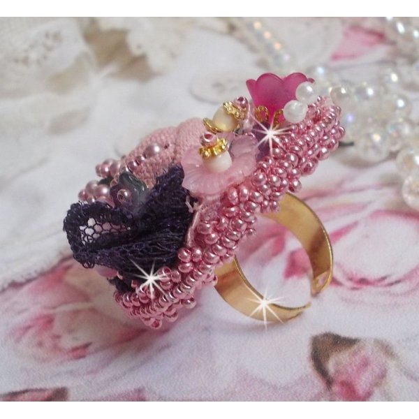 Po&euml;tische Tuin Ring geborduurd met linnen, fijn kant, Swarovski kristallen, Parelmoer blad, Lucite bloemen, glazen kralen en rocailles. 