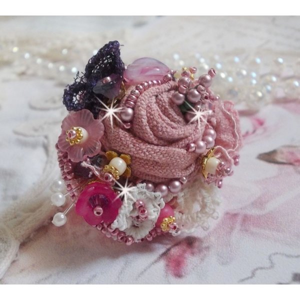 Po&euml;tische Tuin Ring geborduurd met linnen, fijn kant, Swarovski kristallen, Parelmoer blad, Lucite bloemen, glazen kralen en rocailles. 