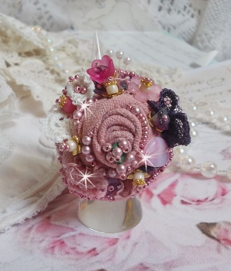 Poëtische Tuin Ring geborduurd met linnen, fijn kant, Swarovski kristallen, Parelmoer blad, Lucite bloemen, glazen kralen en rocailles. 